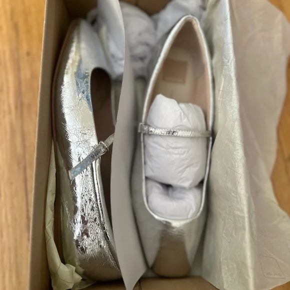 Dolce Vita Metallic Flats with Strap - Picture 5 of 6